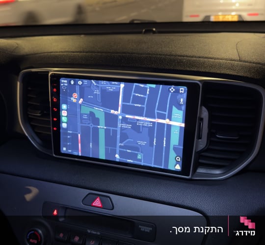 מערכת ניווט ברכב עם תצוגת מפה בלילה